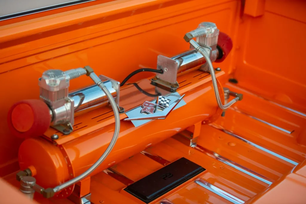 Air suspension tanks and compressors fitted in a pickup tray
